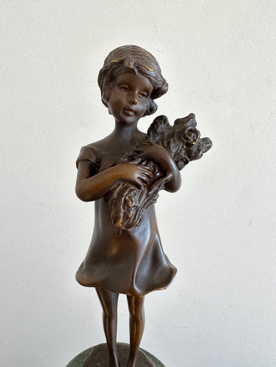 Statuette signée petite fille aux fleurs en bronze 1910