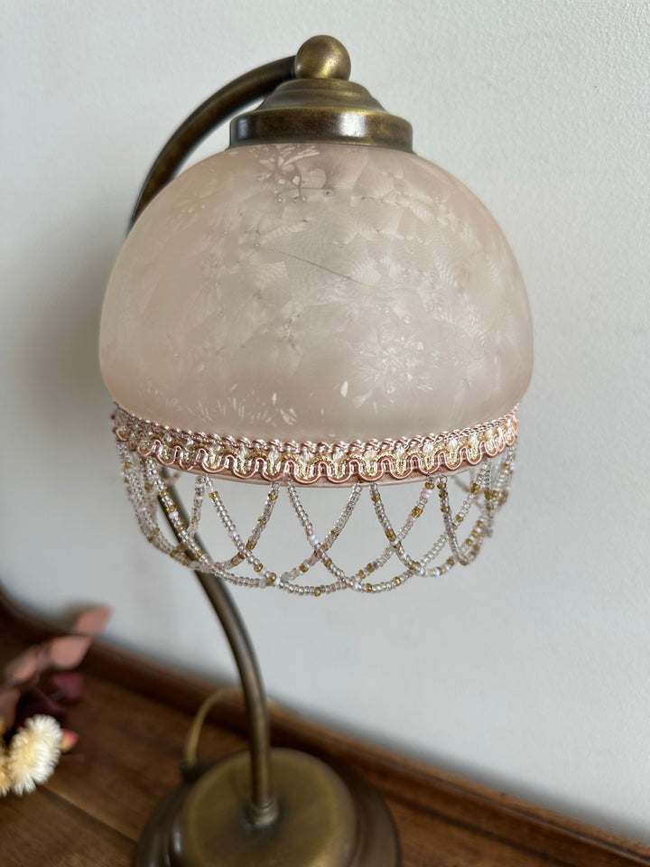 Lampe style art déco, galon de perles et globe rose fumé