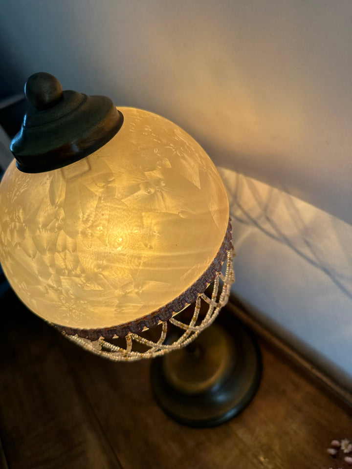 Lampe style art déco, galon de perles et globe rose fumé