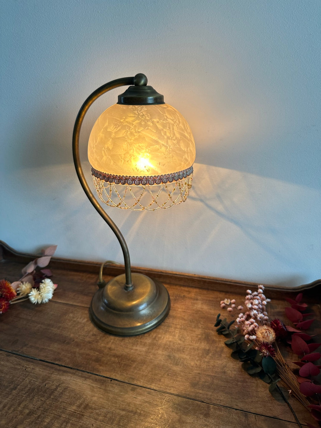 Lampe style art déco, galon de perles et globe rose fumé