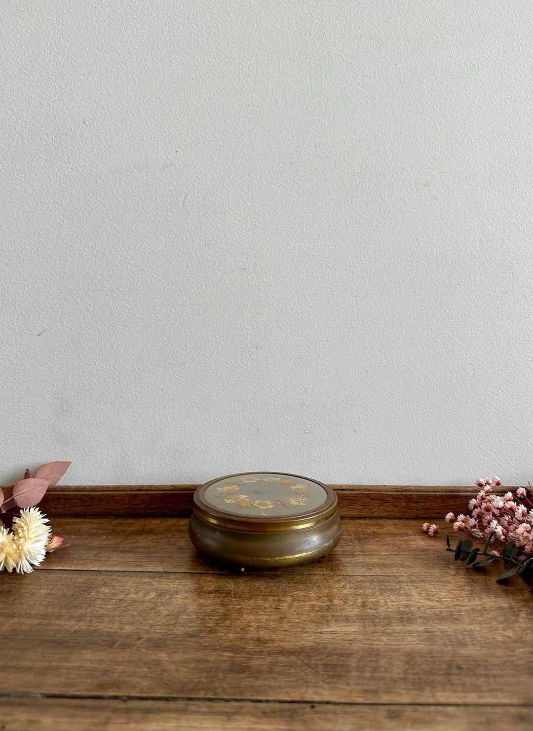 Bonbonnière en laiton couvercle brodé