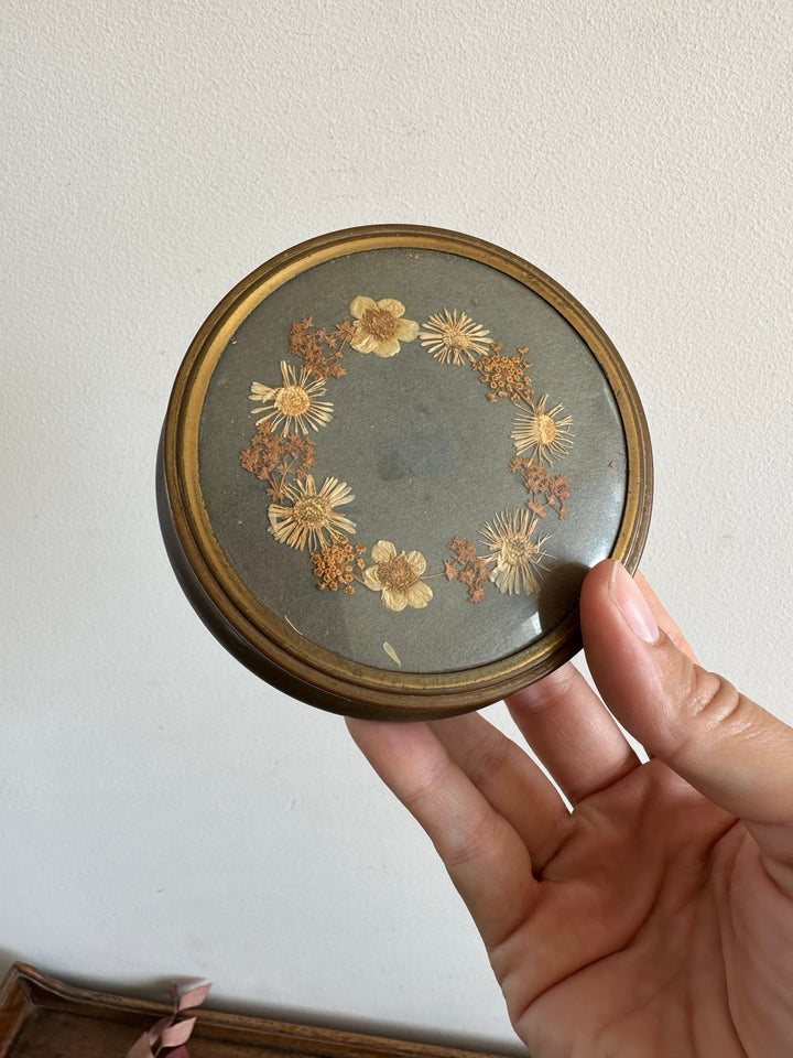 Bonbonnière en laiton couvercle brodé