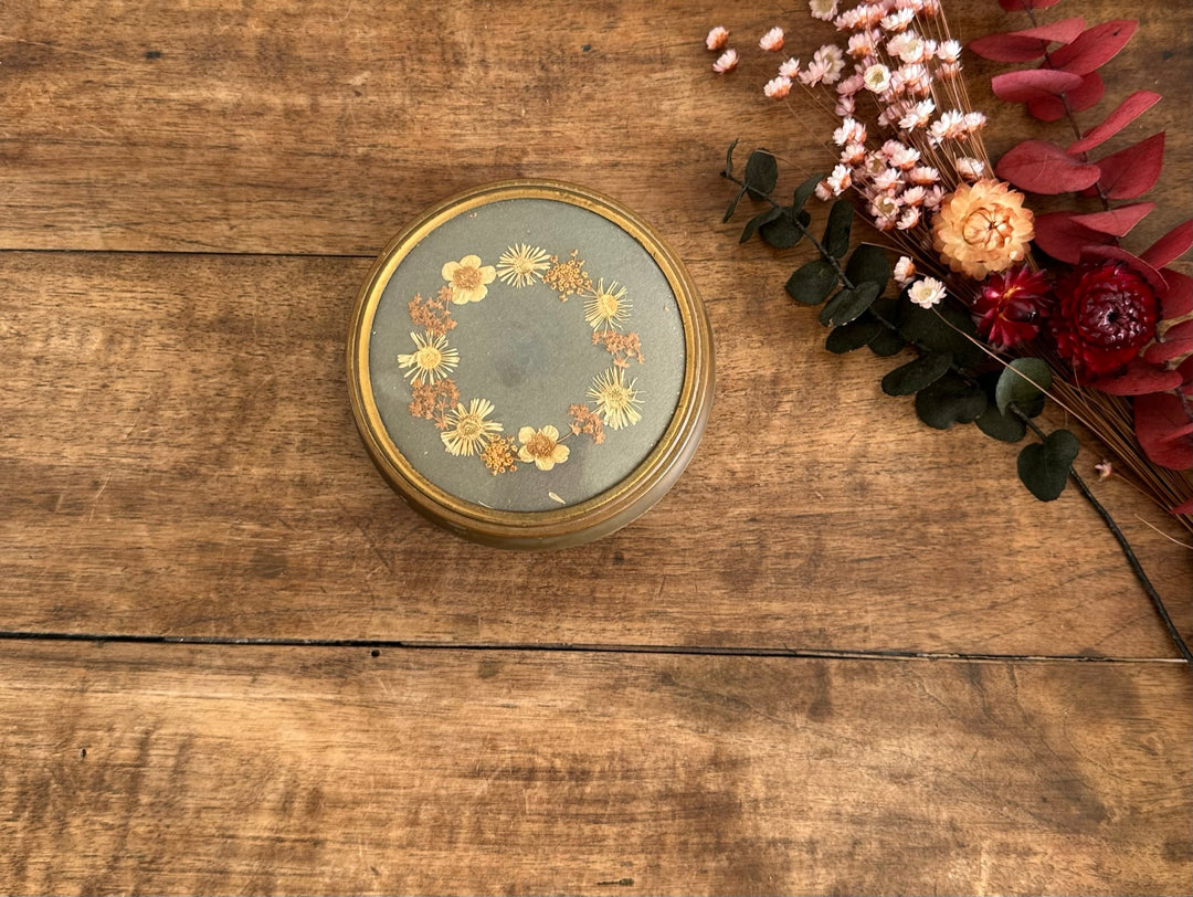 Bonbonnière en laiton couvercle brodé