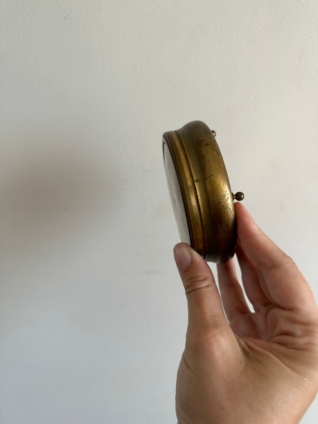 Bonbonnière en laiton couvercle brodé