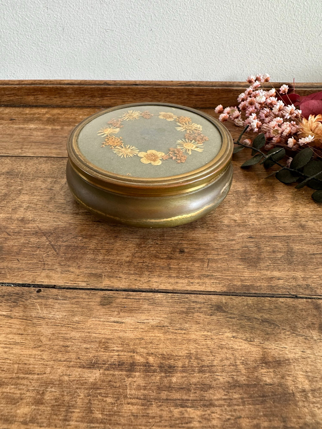 Bonbonnière en laiton couvercle brodé