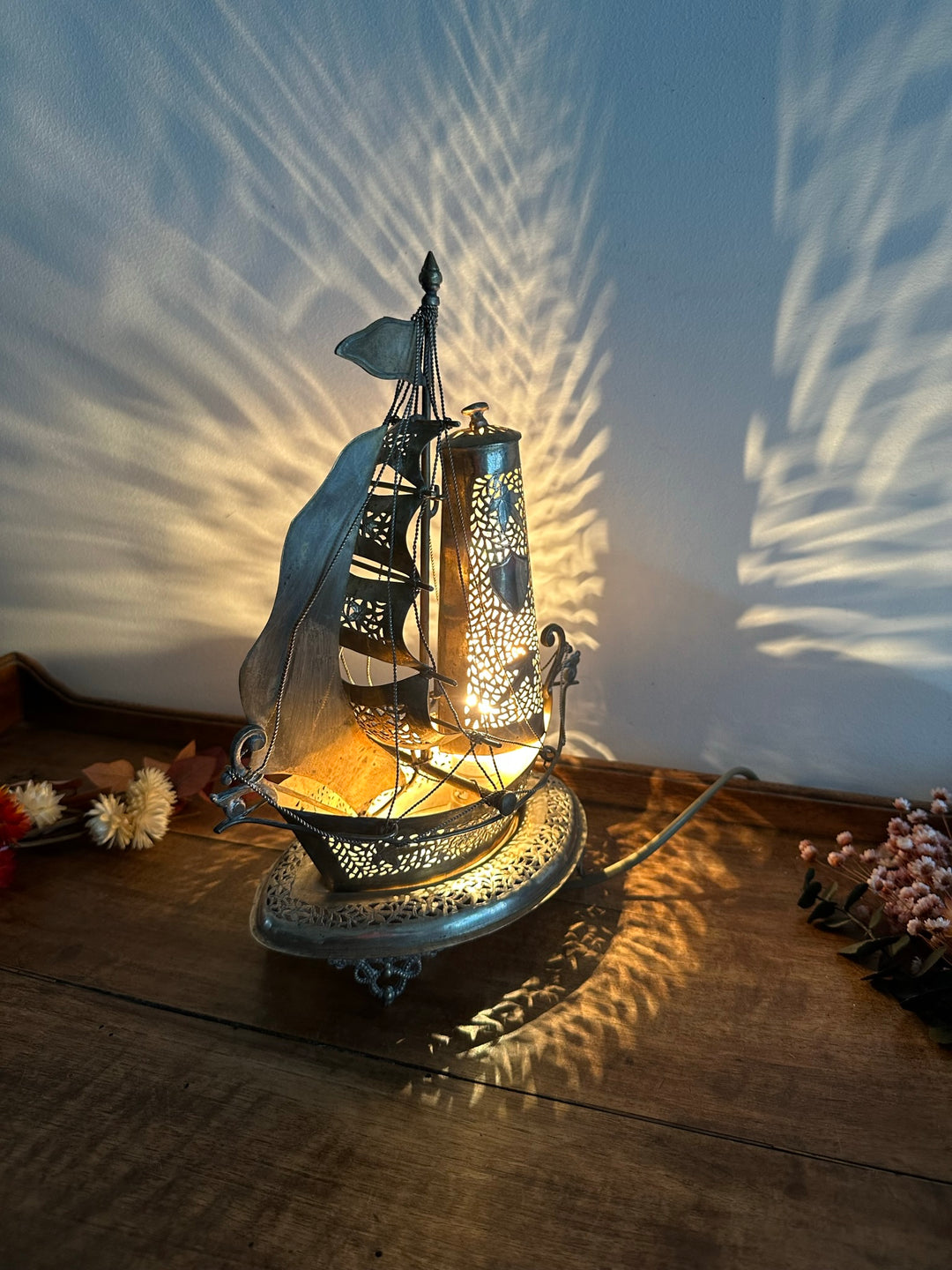 Bateau lampe en métal argenté fait à la main