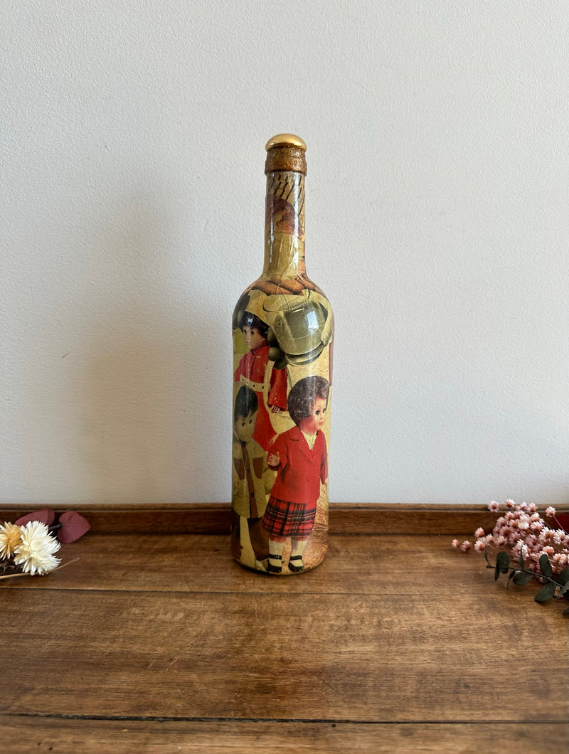 Bouteille de vin décorative collages poupées années 50