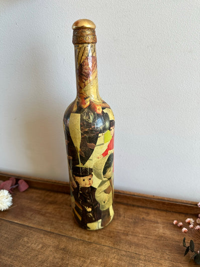 Bouteille de vin décorative collages poupées années 50