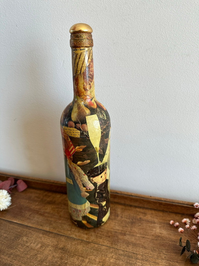 Bouteille de vin décorative collages poupées années 50