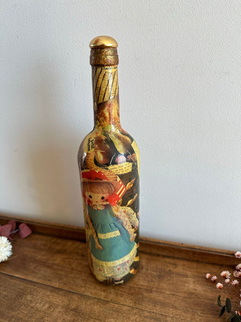 Bouteille de vin décorative collages poupées années 50