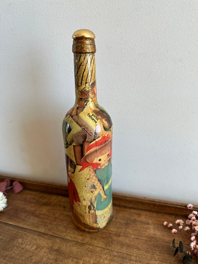 Bouteille de vin décorative collages poupées années 50