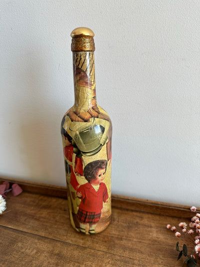 Bouteille de vin décorative collages poupées années 50