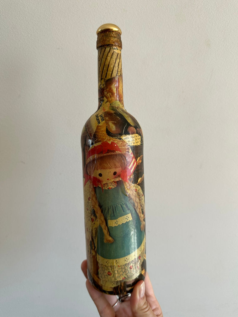 Bouteille de vin décorative collages poupées années 50