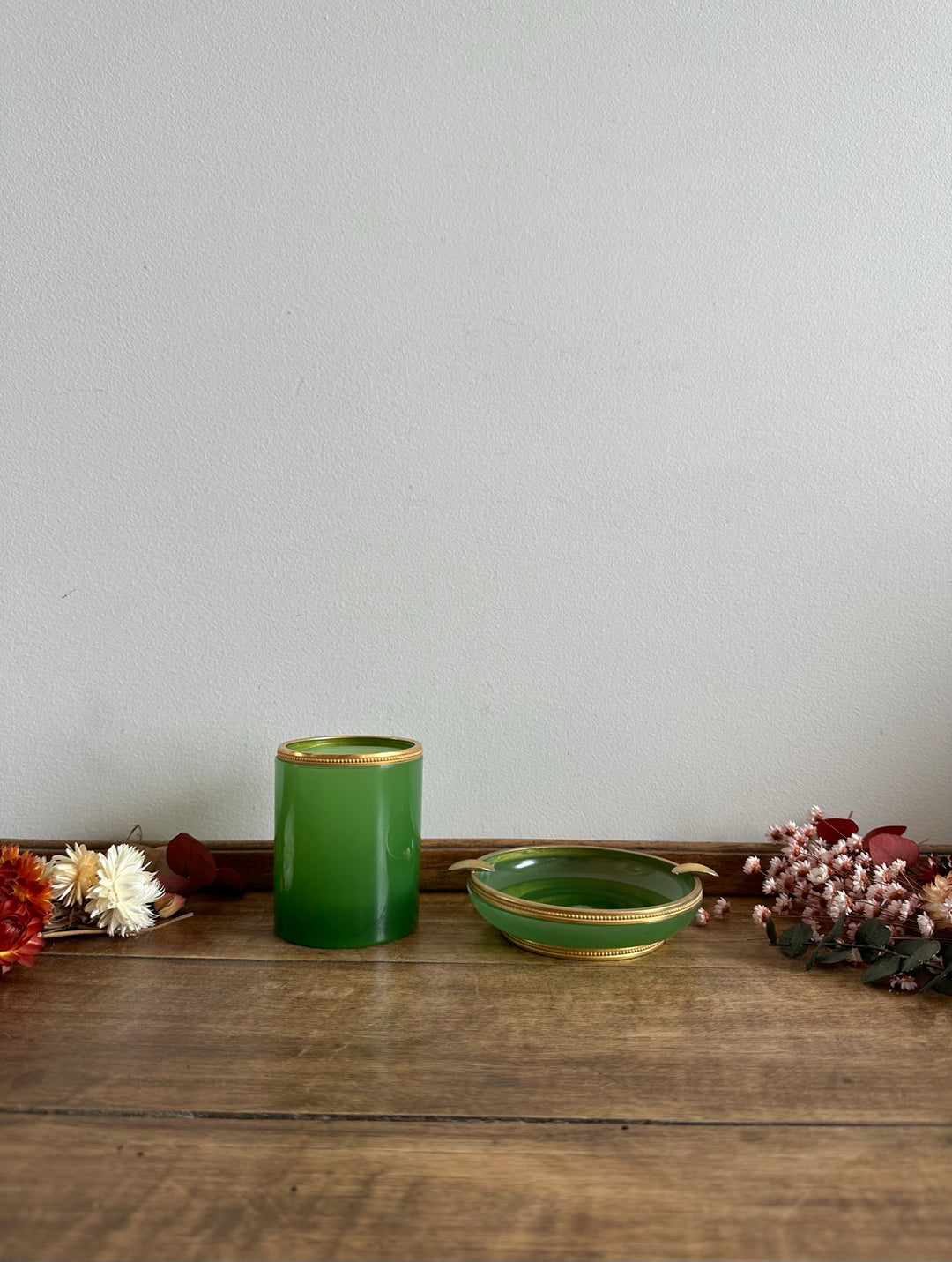 Pot et coupelle en verre opaline vert cerclés de métal doré