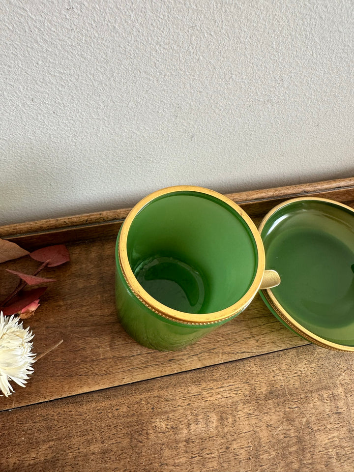 Pot et coupelle en verre opaline vert cerclés de métal doré