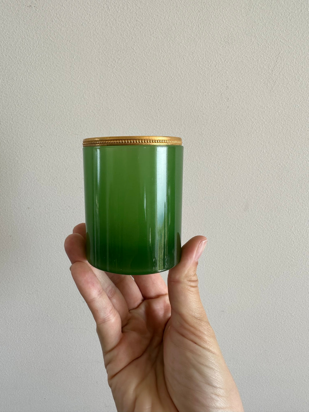 Pot et coupelle en verre opaline vert cerclés de métal doré