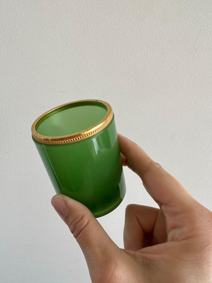 Pot et coupelle en verre opaline vert cerclés de métal doré