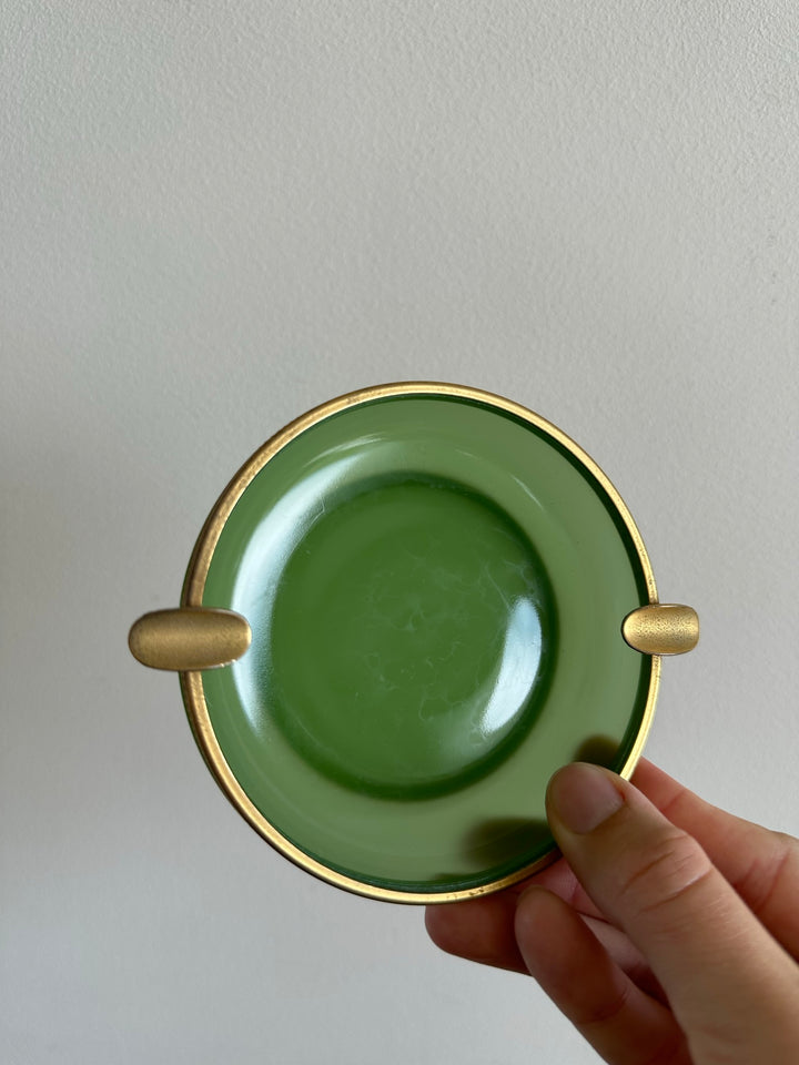 Pot et coupelle en verre opaline vert cerclés de métal doré