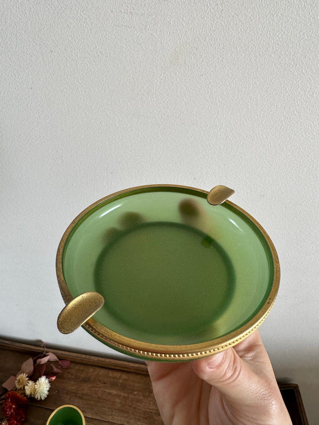 Pot et coupelle en verre opaline vert cerclés de métal doré