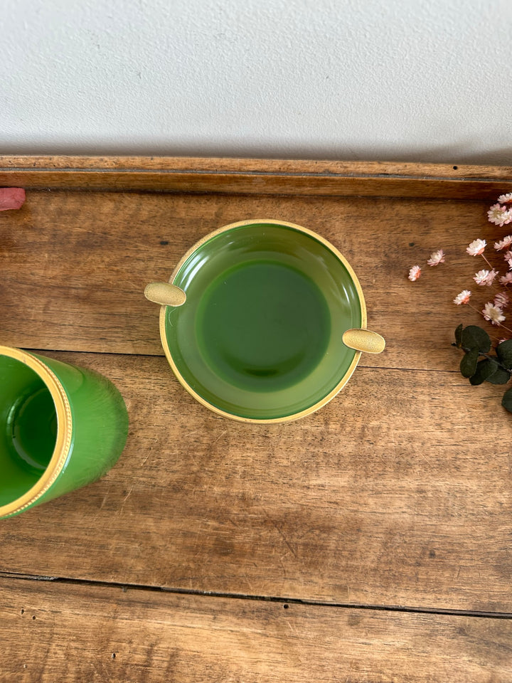 Pot et coupelle en verre opaline vert cerclés de métal doré