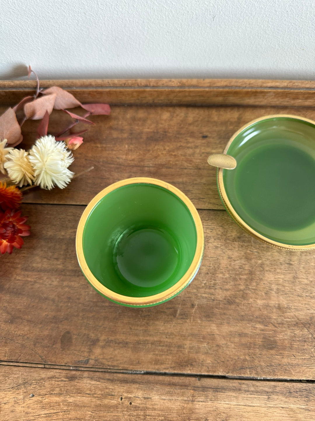 Pot et coupelle en verre opaline vert cerclés de métal doré