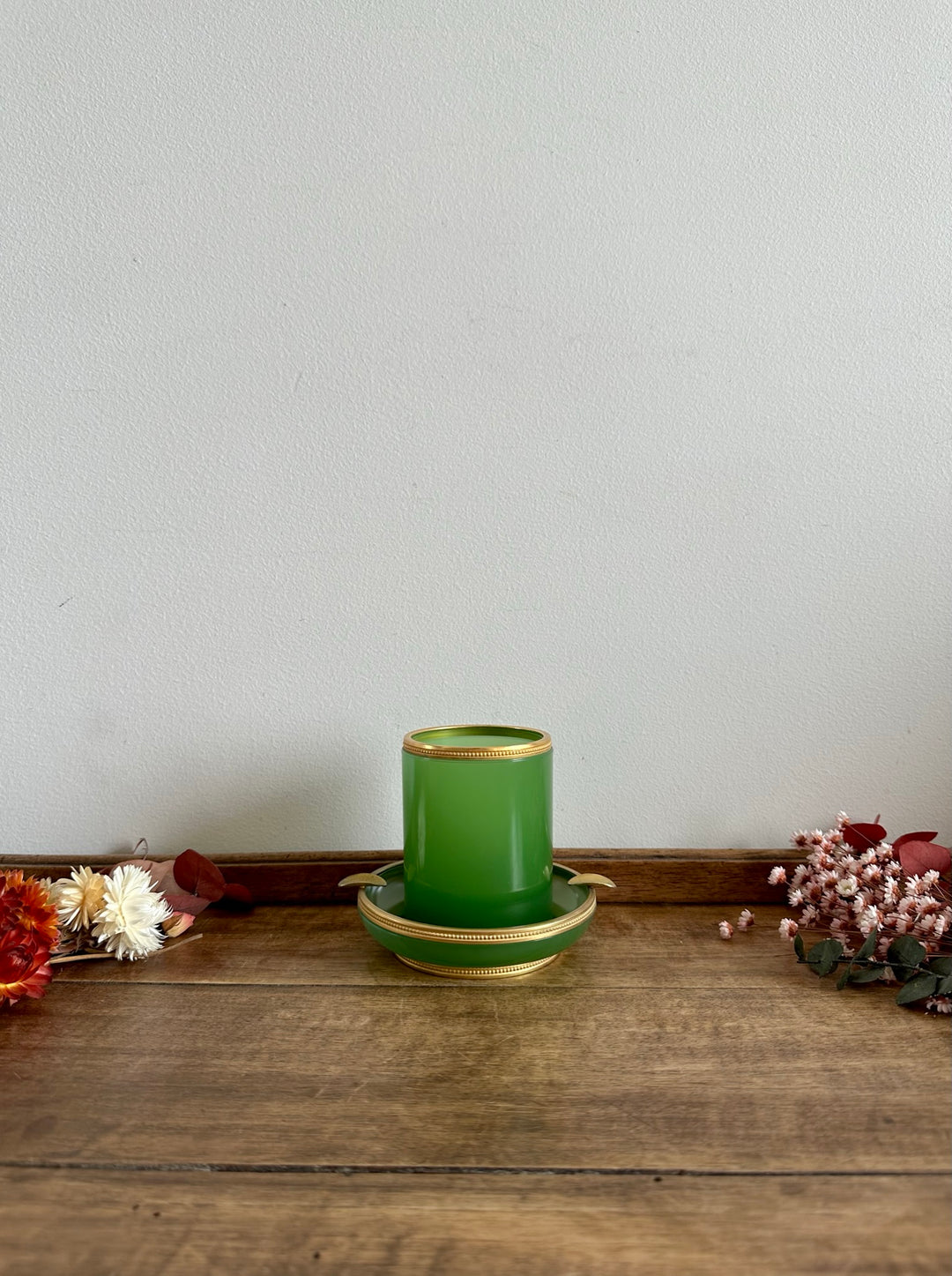 Pot et coupelle en verre opaline vert cerclés de métal doré