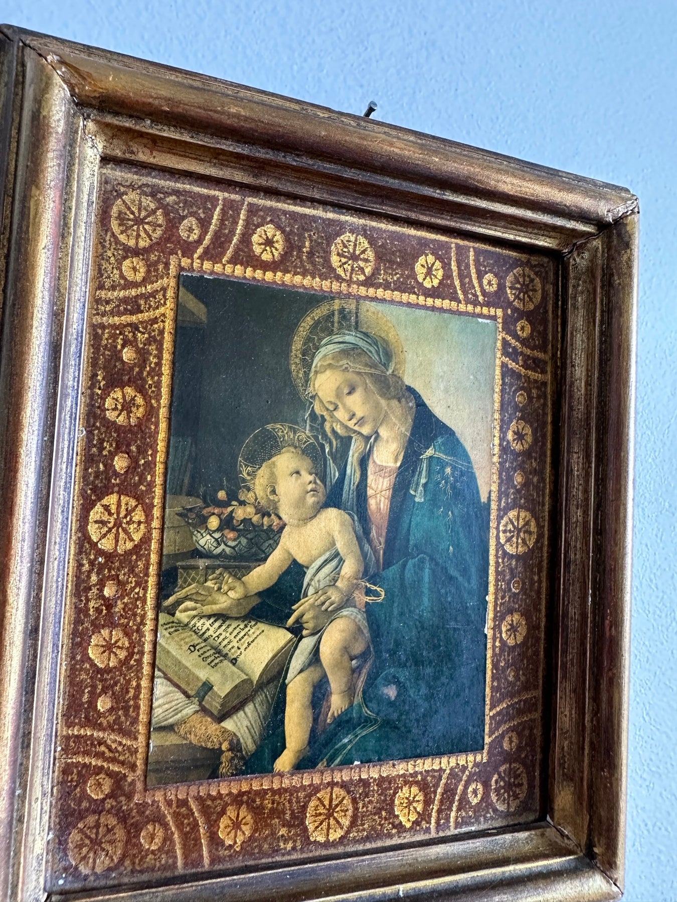 Cadre italien ancien en bois doré réticulé en forme de feuillage, vers