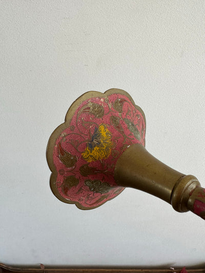 Bougeoir en laiton émaillé rose pied en fleur