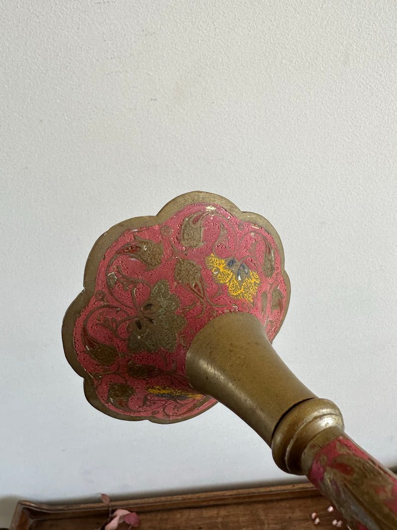Bougeoir en laiton émaillé rose pied en fleur