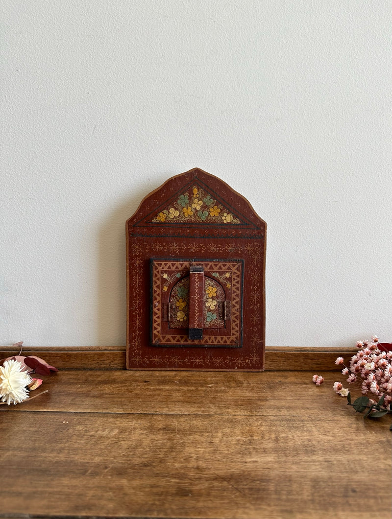 Cadre en bois rouge peint à la main avec petite fenêtre miroir