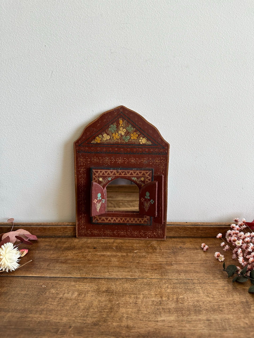 Cadre en bois rouge peint à la main avec petite fenêtre miroir