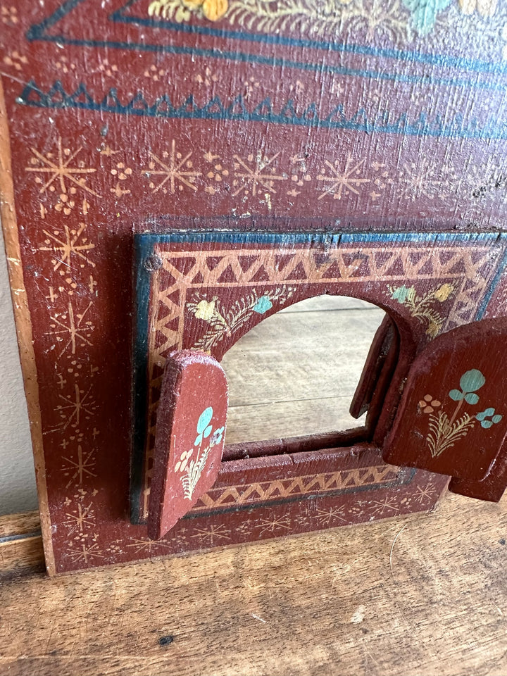 Cadre en bois rouge peint à la main avec petite fenêtre miroir