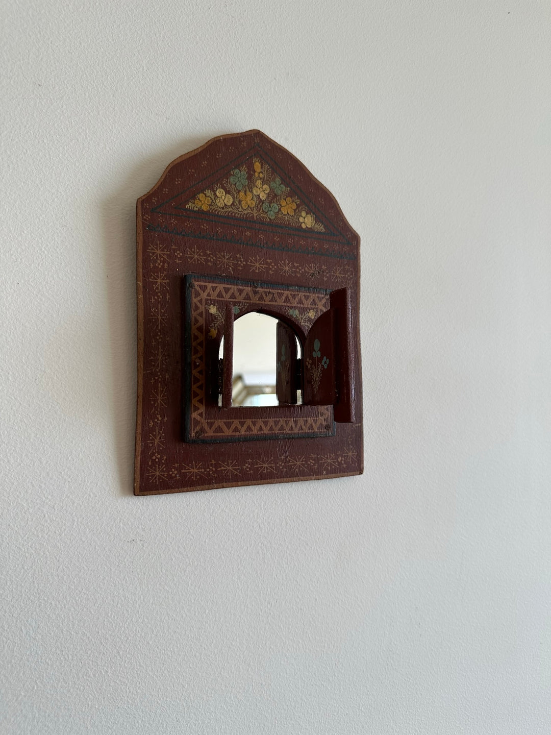 Cadre en bois rouge peint à la main avec petite fenêtre miroir