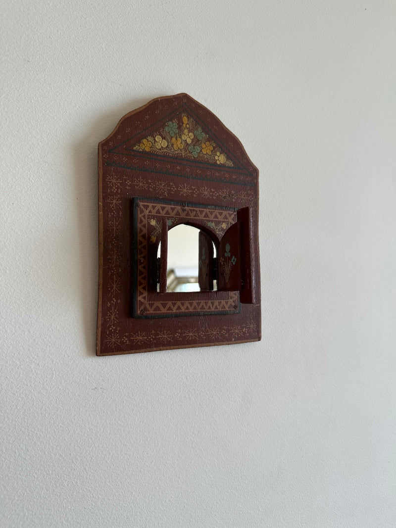 Cadre en bois rouge peint à la main avec petite fenêtre miroir