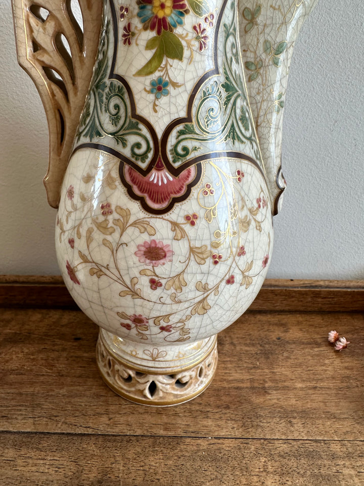 Vase en porcelaine peinte à la main époque 19 ème