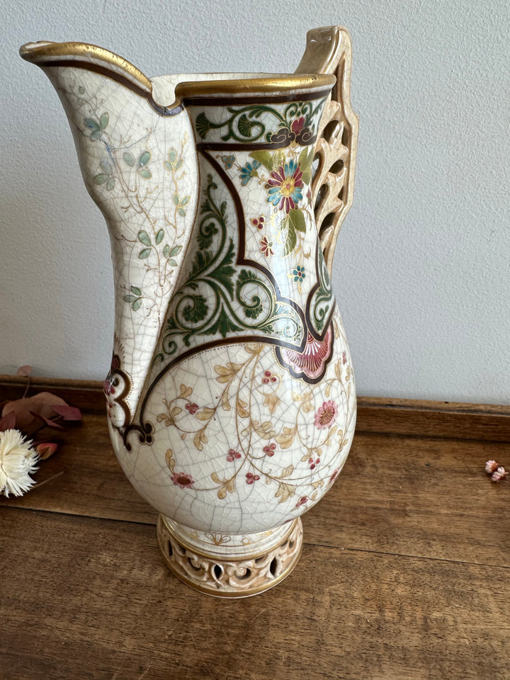 Vase en porcelaine peinte à la main époque 19 ème