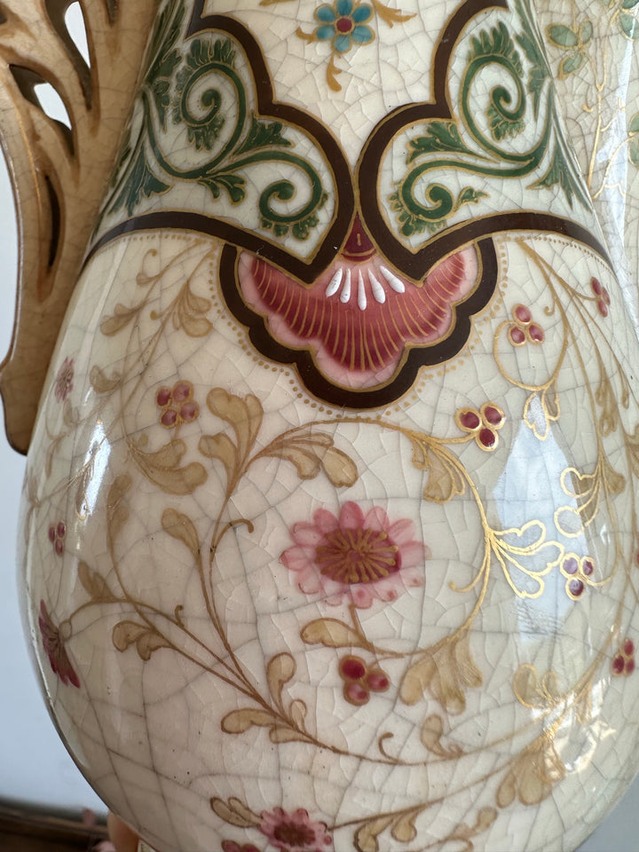 Vase en porcelaine peinte à la main époque 19 ème