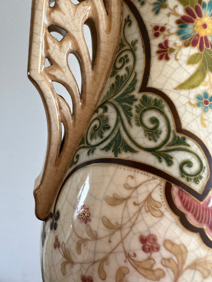 Vase en porcelaine peinte à la main époque 19 ème