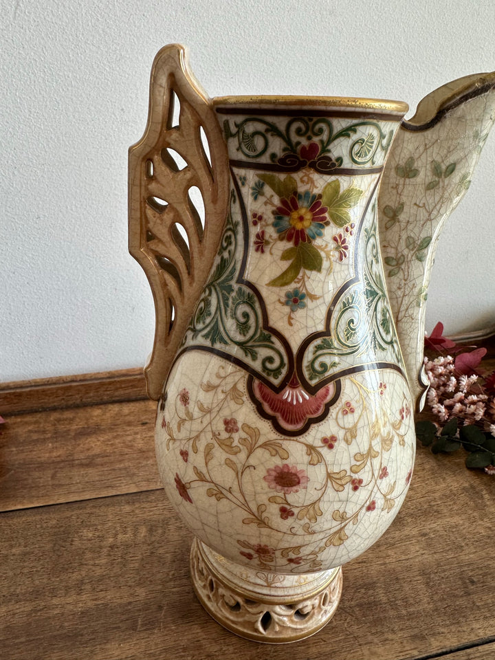 Vase en porcelaine peinte à la main époque 19 ème