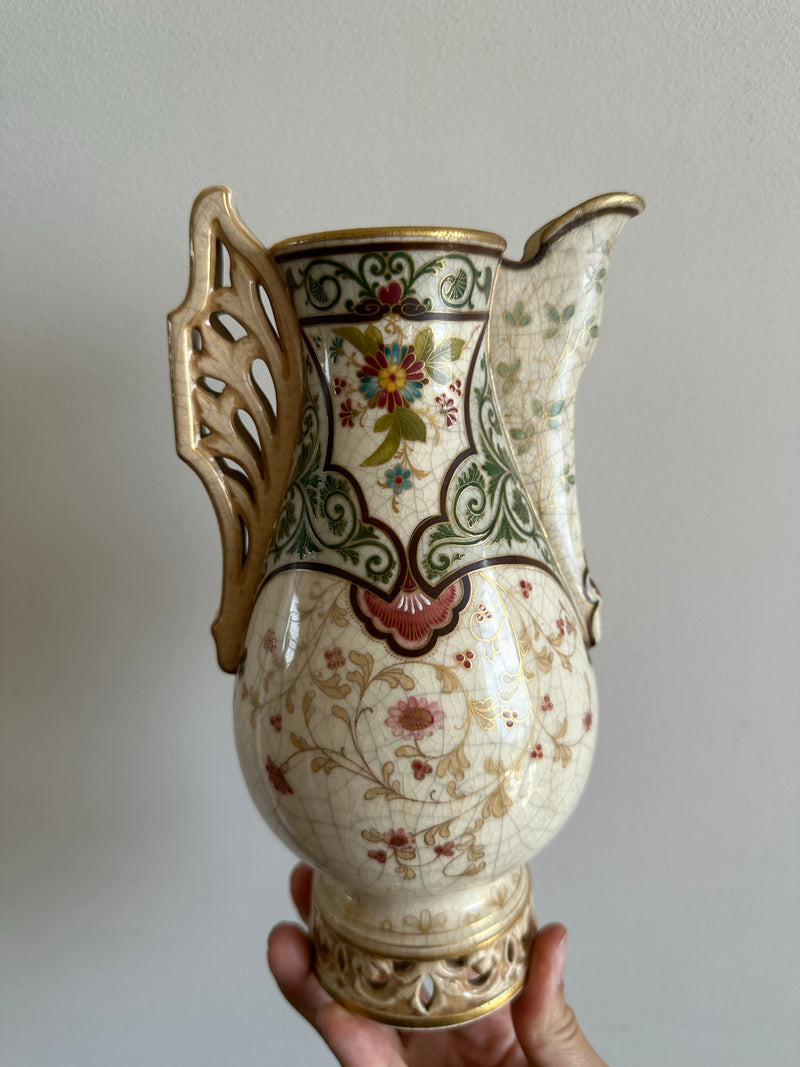 Vase en porcelaine peinte à la main époque 19 ème