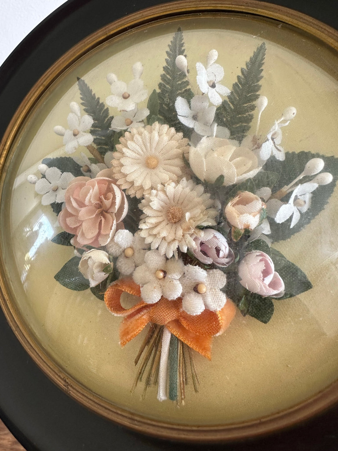 Fleurs séchées en tissu sous verre bombé rond dans cadre en bois noir