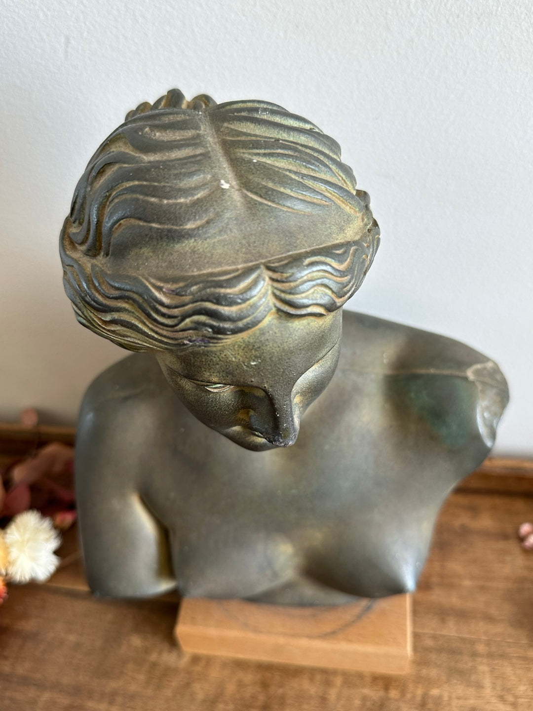 Buste d'Aphrodite en plâtre socle en bois