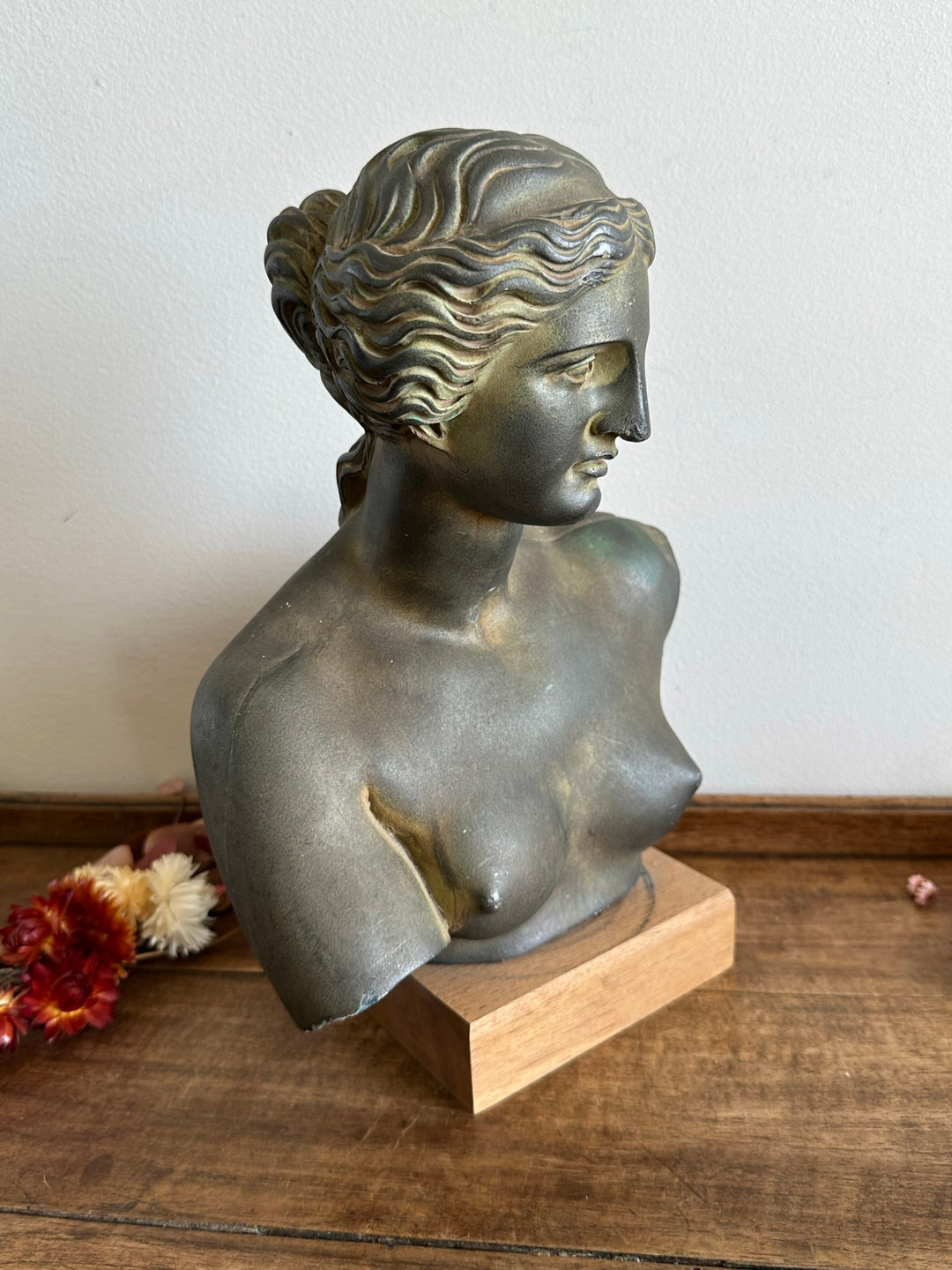 Buste d'Aphrodite en plâtre socle en bois