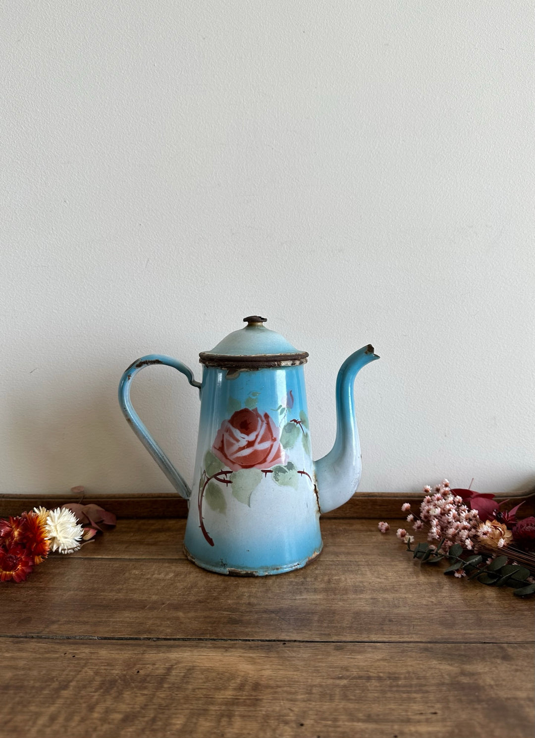 Cafetière en tôle émaillée bleue fleurs roses