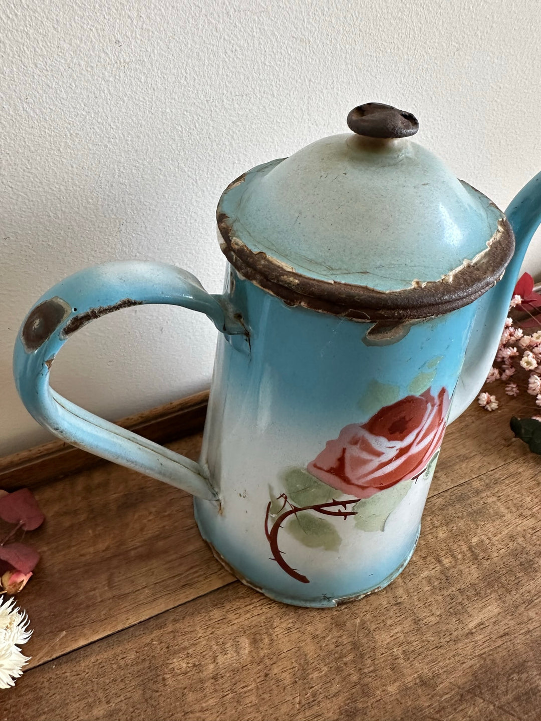 Cafetière en tôle émaillée bleue fleurs roses