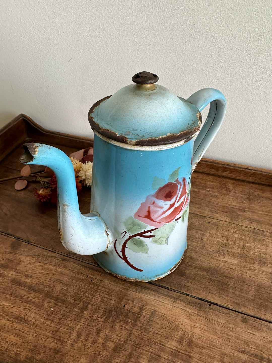 Cafetière en tôle émaillée bleue fleurs roses