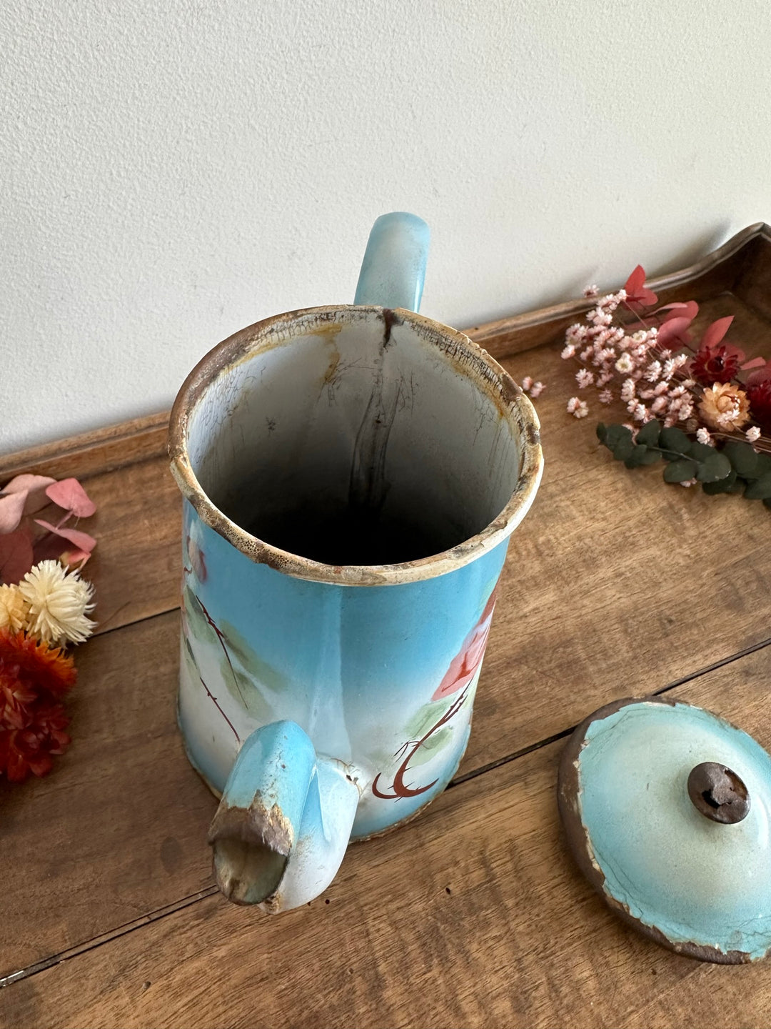 Cafetière en tôle émaillée bleue fleurs roses