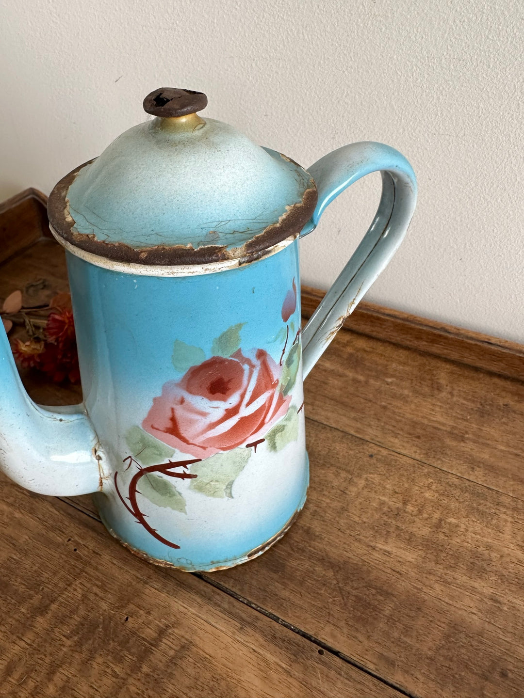 Cafetière en tôle émaillée bleue fleurs roses