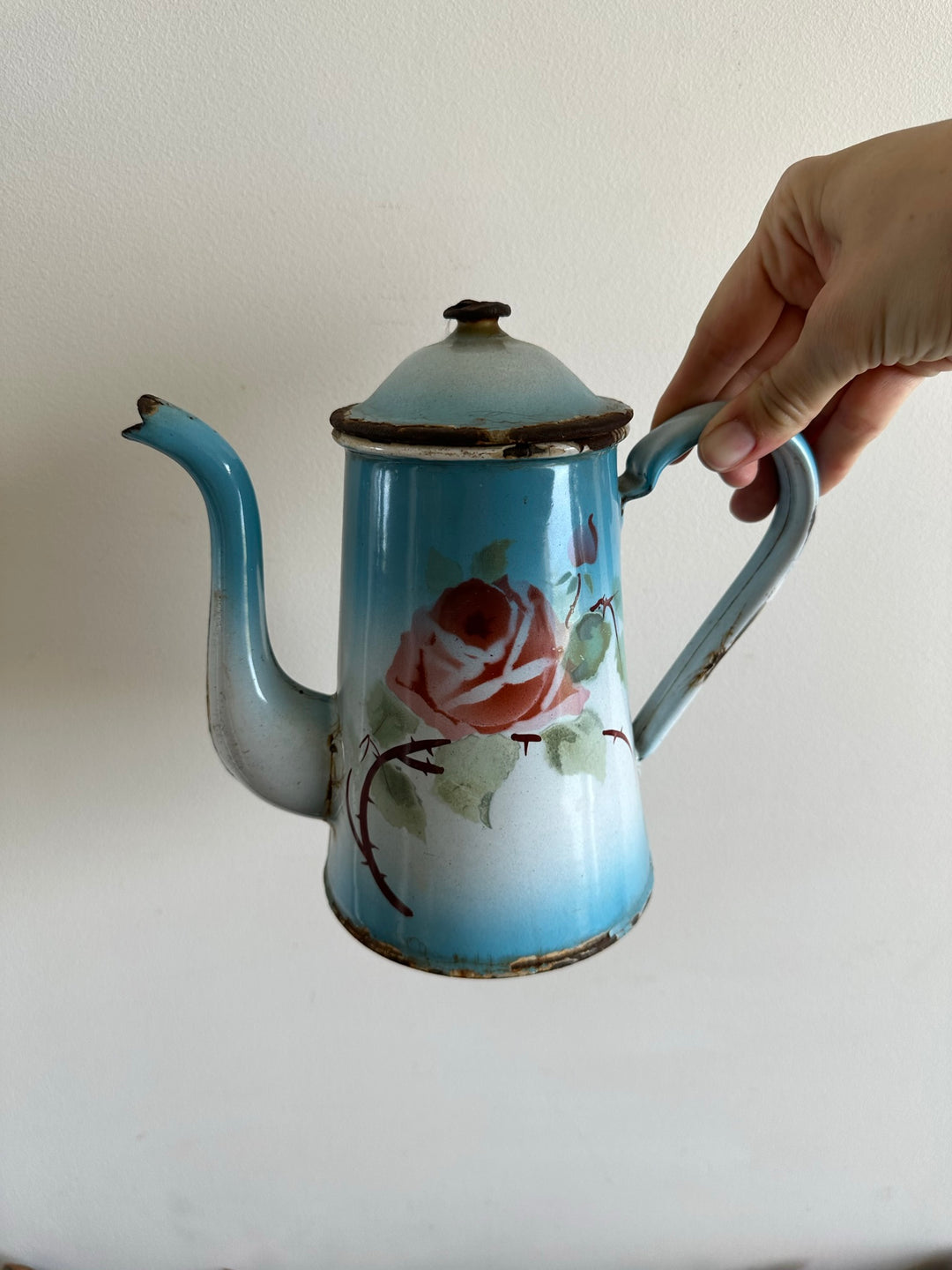 Cafetière en tôle émaillée bleue fleurs roses