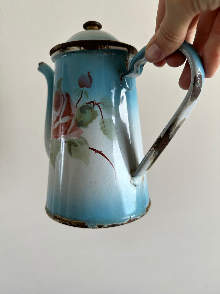 Cafetière en tôle émaillée bleue fleurs roses